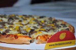Pizzas quentinhas e saborosas esperam por você no Festipizza
